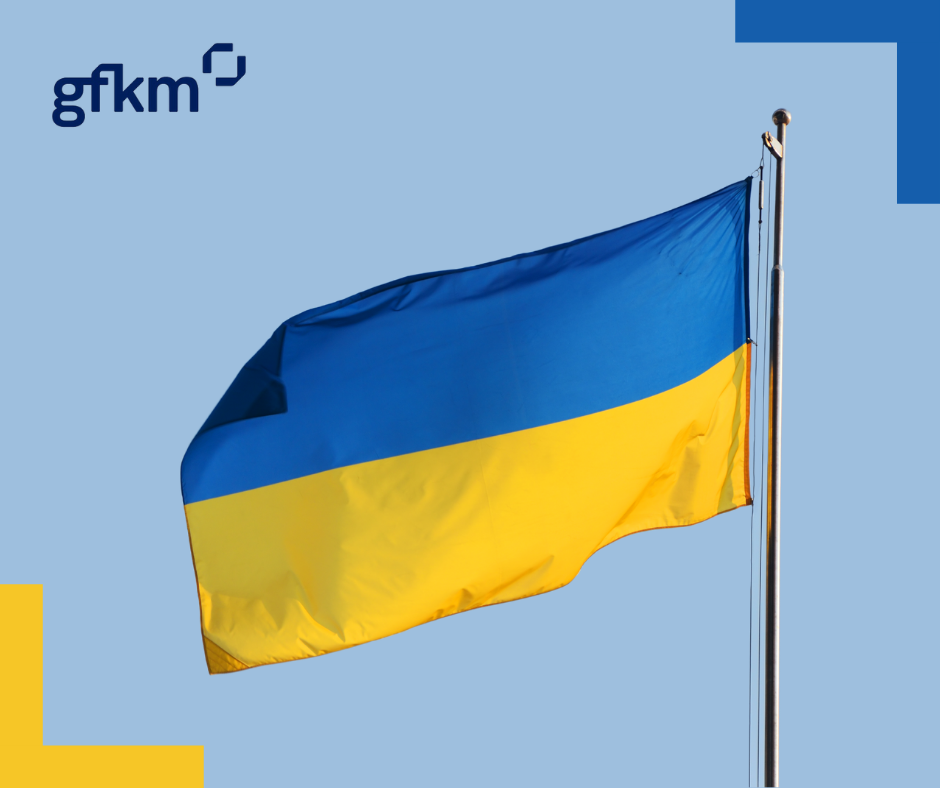 Niebiesko-żółta flaga Ukrainy powiewająca na wietrze.