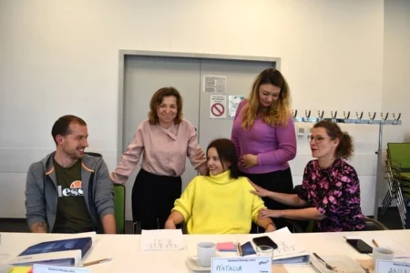 rozmawiający ludzie podczas warsztatów