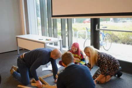 grupa osób wspólnie realizująca zadanie szkoleniowe