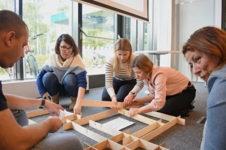 uczestnicy akademii młodego lidera gfkm podczas wykonywania ćwiczenia w zespole