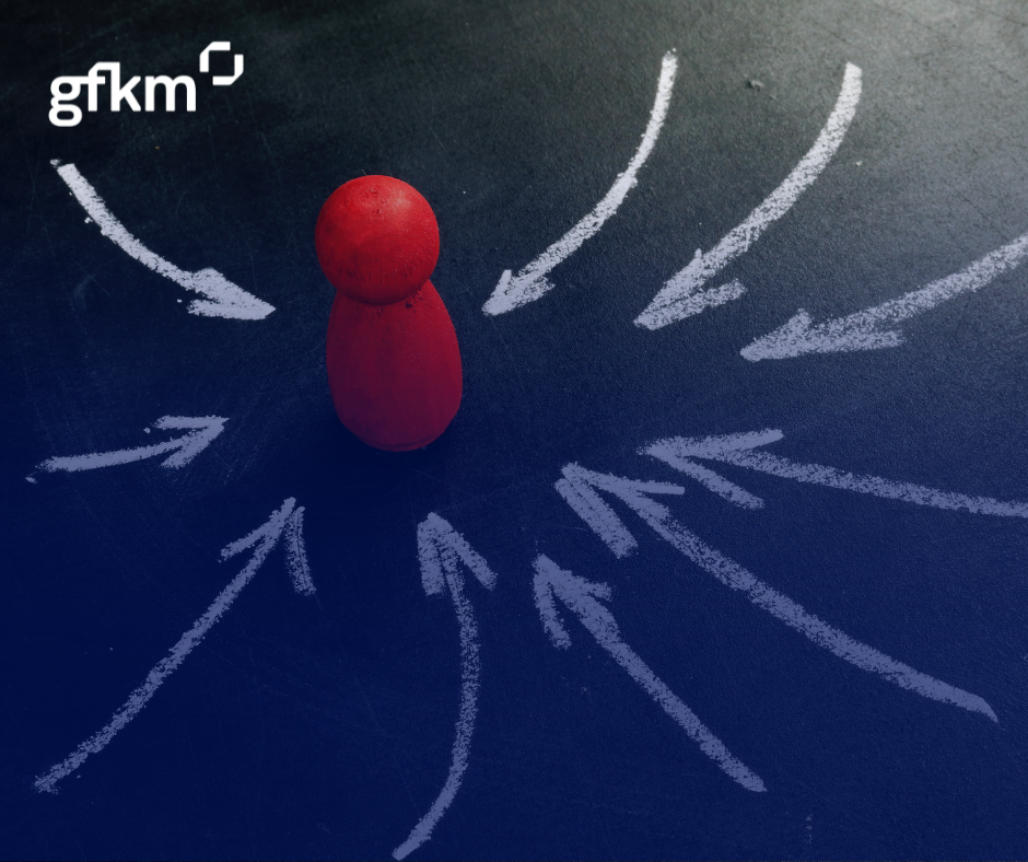 czerwony pionek. wskazują na niego białe strzałki.